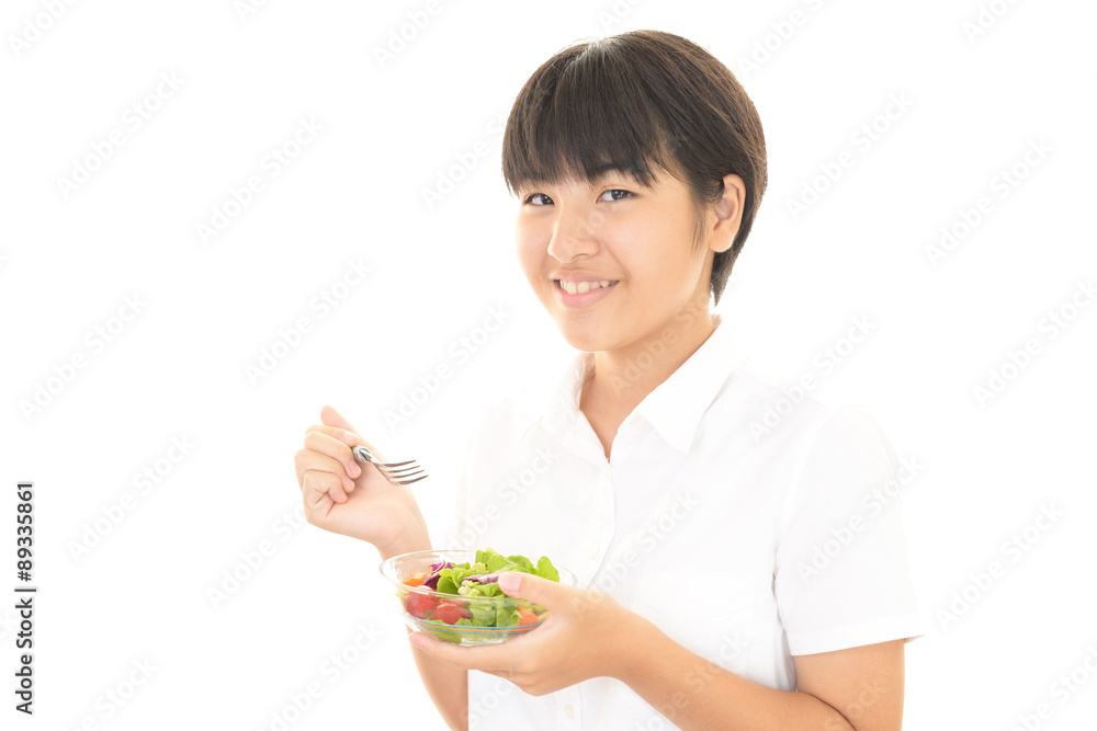 サラダを食べる女の子 サラダを食べる女の子