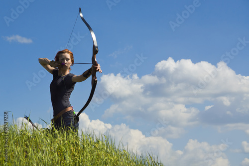 Fotografia Archery woman bends bow archer target narrow