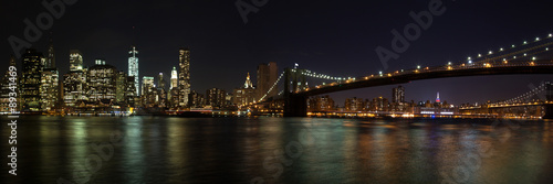 New York - Manhattan mit Brooklyn Bridge Panorama bei Nacht #89341469