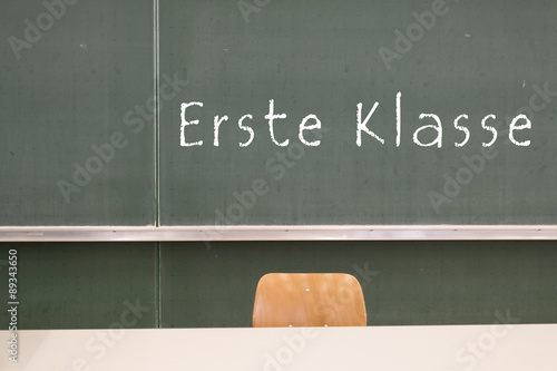 Tafel Erste Klasse Wort photo