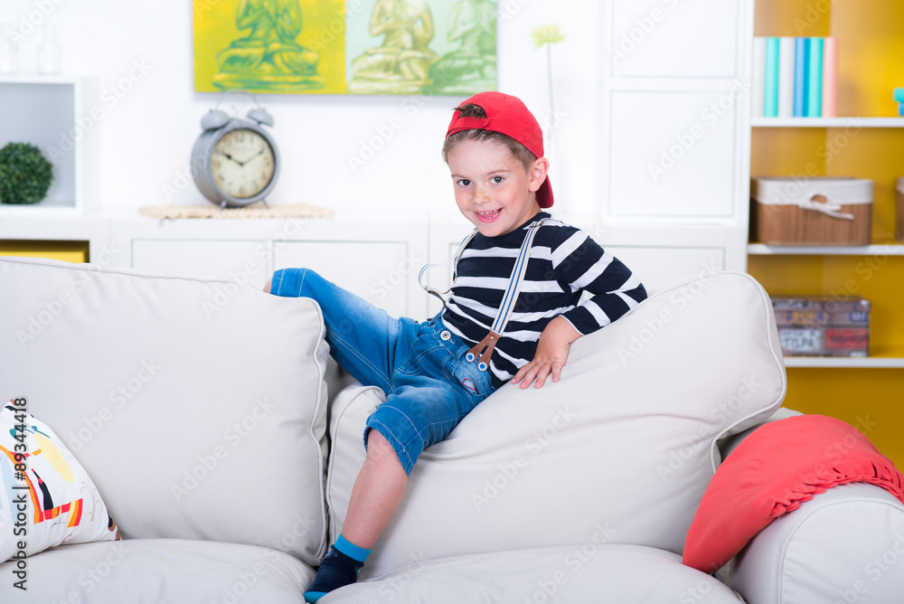 Obraz premium junge sitzt lässig auf dem sofa