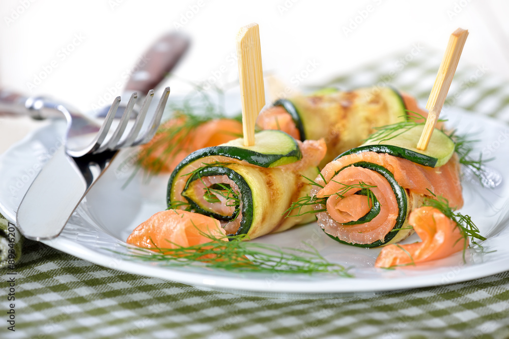 Zucchini-Lachs-Röllchen mit frischem Dill Stock-Foto | Adobe Stock