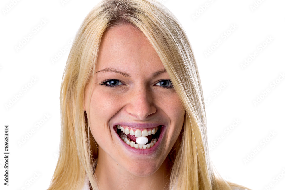 Blondine nimmt eine Pille zu sich Blondine nimmt eine Pille zu sich