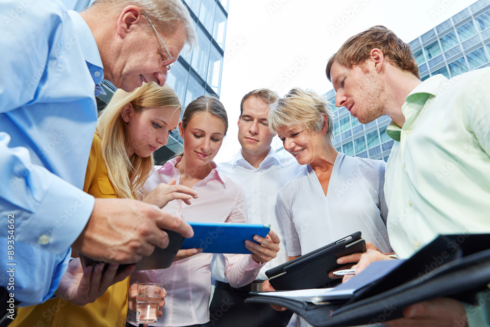 Obraz premium Geschäftsleute arbeiten mit Tablet PCs