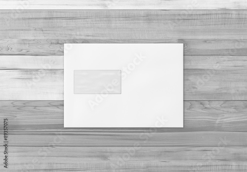 Briefumschlag Vorlage Stift auf Holz Hintergrund