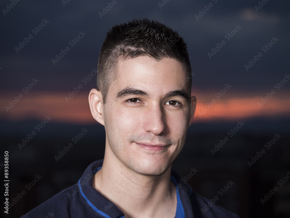Fototapeta premium hombre joven sonriendo