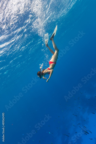 Freediver descends into Blue Water