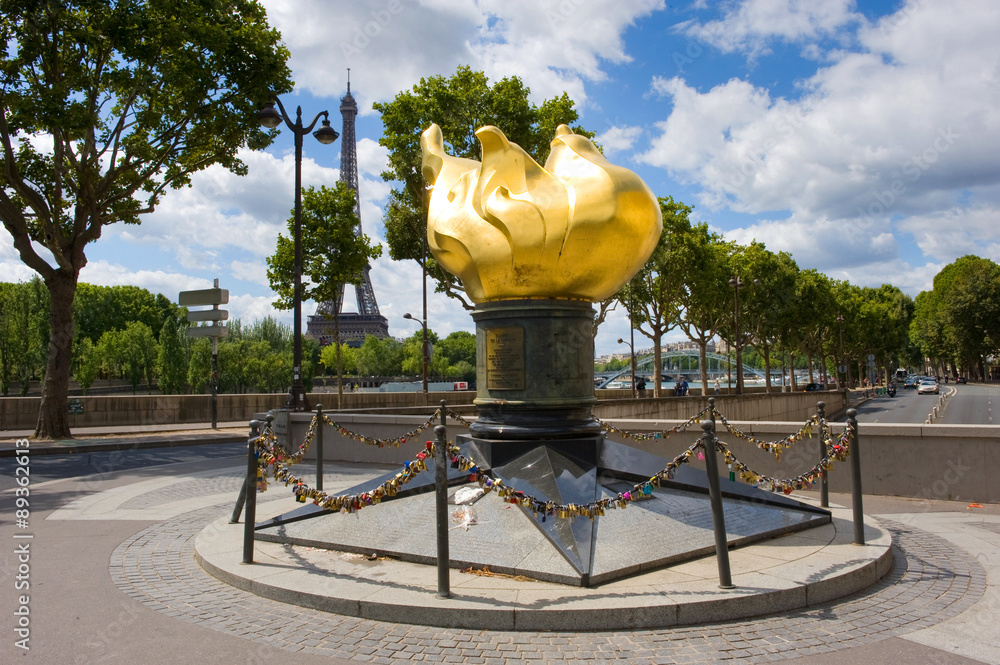 Fototapeta premium Monument on Pont D'Alma