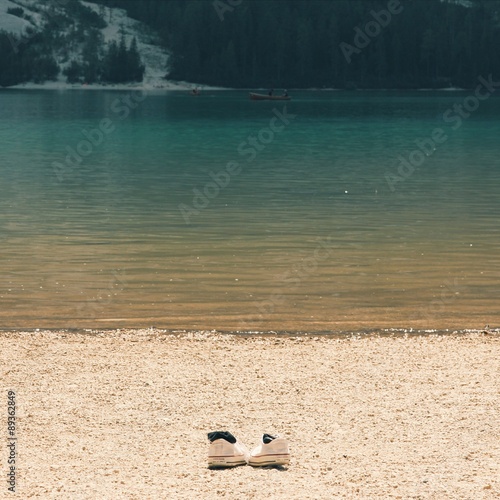 Scarpe lasciate sulla spiaggia photo