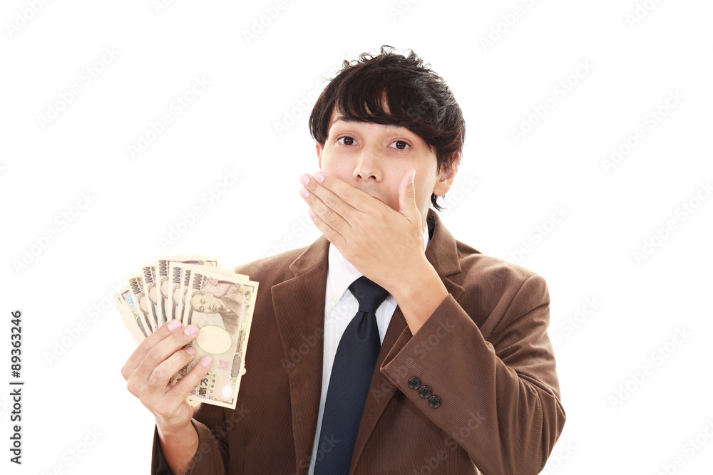 紙幣を持つ男性