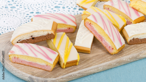 Billede på lærred Cake Slices - Variety of colourful cake slices on a wooden board