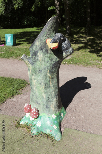Ворона с сыром. Скульптура в парке 
