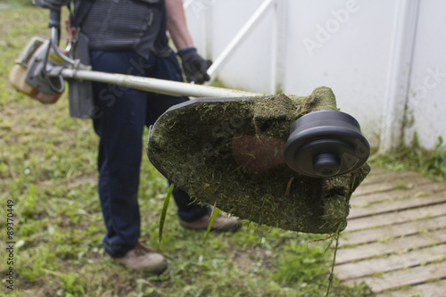 Travaux de débroussaillage dans un jardin.