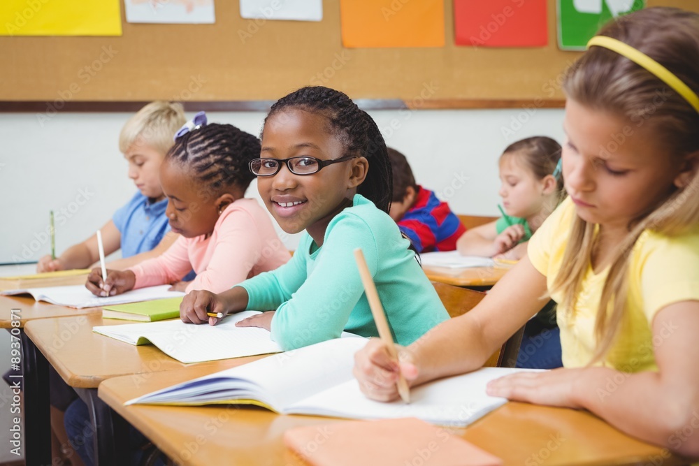 Fototapeta premium Uczeń uśmiecha się do kamery