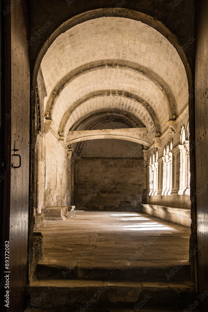 Steinbögen und Gänge in altem, verlassenen Kloster Steinbögen und Gänge in altem, verlassenen Kloster