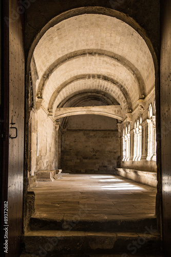 Steinbögen und Gänge in altem, verlassenen Kloster
