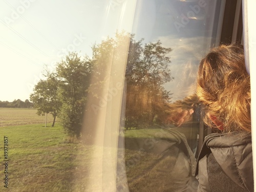 Femme seule en train qui regarde par la fenêtre