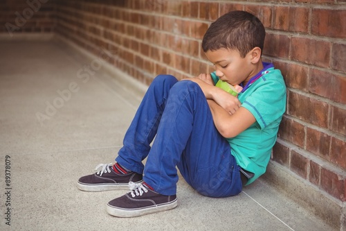 Konstfotografi Upset lonely child sitting by himself