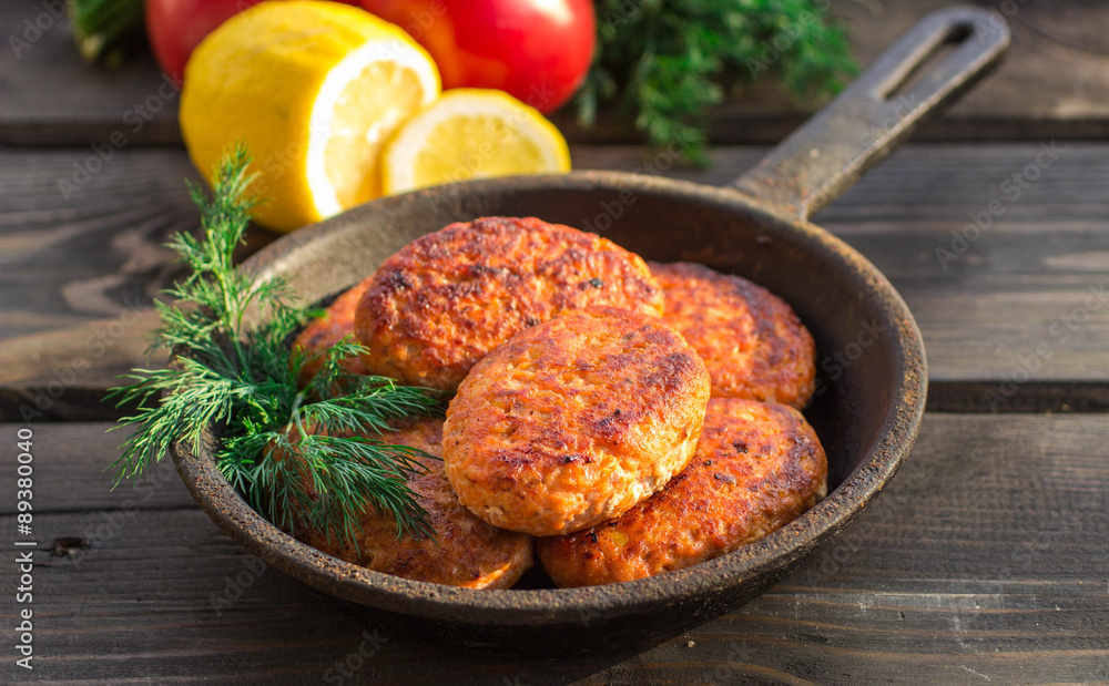Αυτοκόλλητο salmon fishcakes in a cast iron skillet