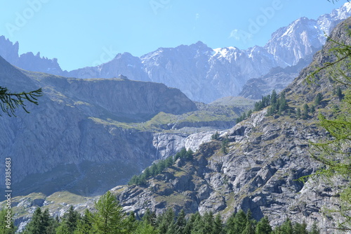 Besneeuwde bergen in Italiaanse Alpen photo