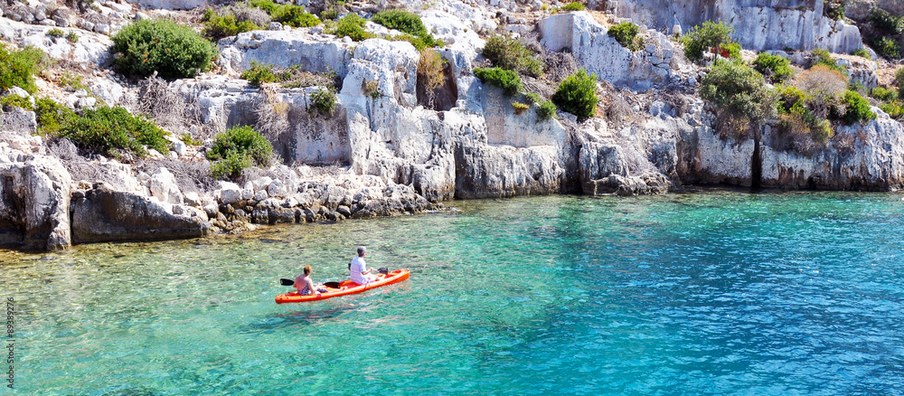 Naklejka premium Pływanie kajakiem po ruinach starożytnego miasta na wyspie Kekova, Turk
