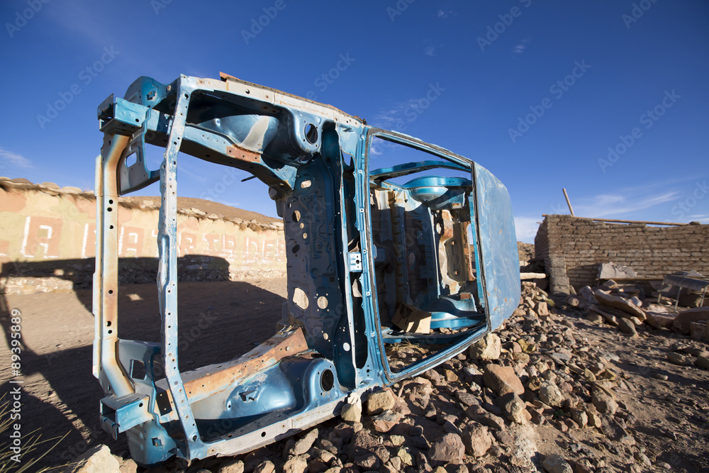 Obraz premium Rusted vehicle frame in the Altiplanos with morning light, Boliv
