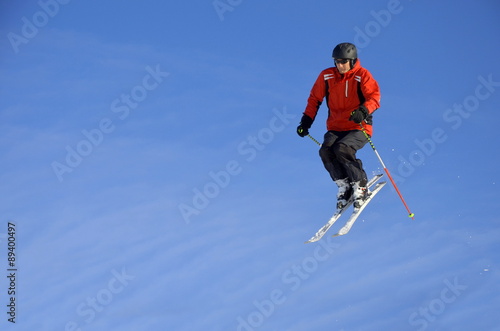Senior beim Skilaufen im Sprung 