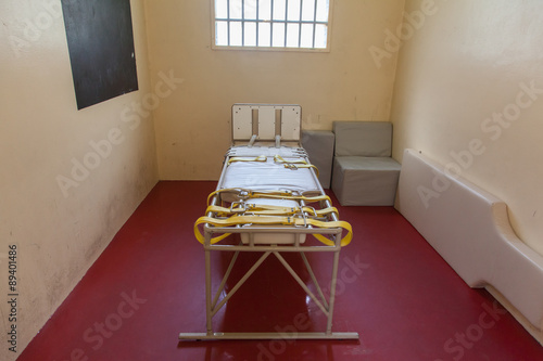 Cuadro en lienzo Bed for restraining psychiatric patiens