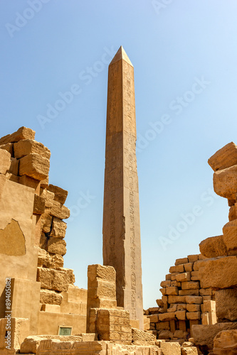 Fotografie a vertical view of the Obelisk of Hatshepsut in the temple of Karnak, Luxor, Egypt