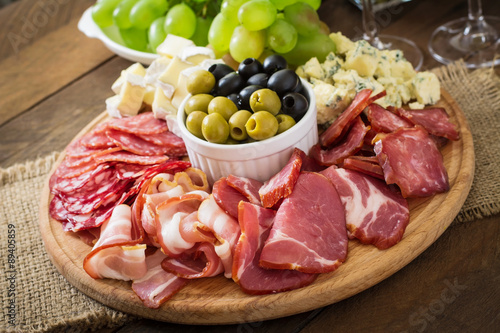 Fototapeta Naklejka Na Ścianę i Meble -  Antipasto catering platter with bacon, jerky, salami, cheese and grapes 