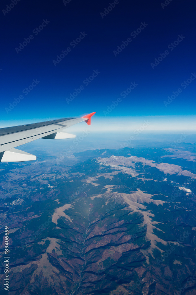 Fototapeta premium Plane wing with blue sky