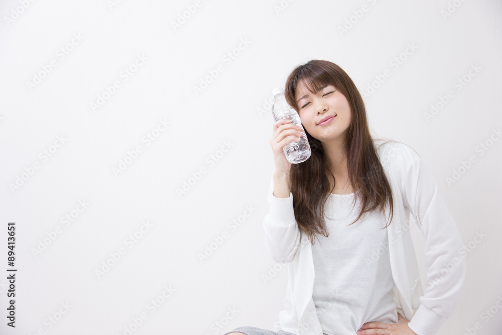 水分補給する女性 水分補給する女性