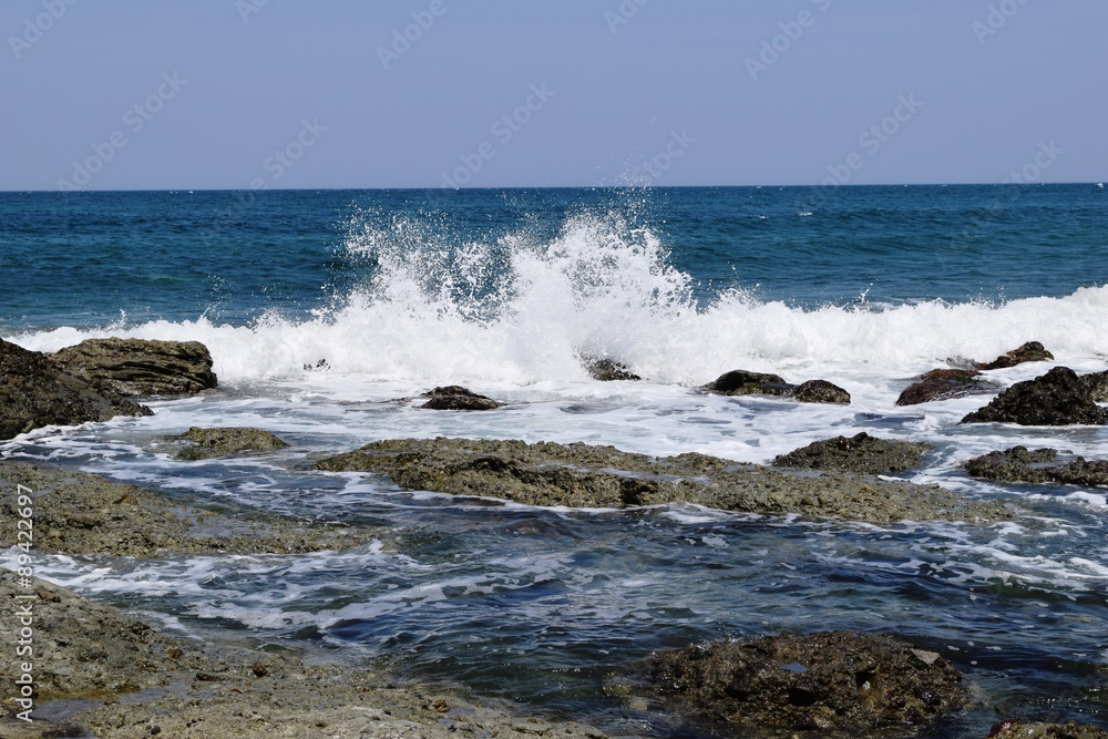 庄内浜の荒波（初夏）／山形県庄内浜の荒波風景を撮影した写真です。庄内浜は非常にきれいな白砂が広がる海岸と、奇岩怪石の磯が続く大変素晴らしい景観のリゾート地です。強風で晴天の日に、海岸で荒波を撮影した写真です。