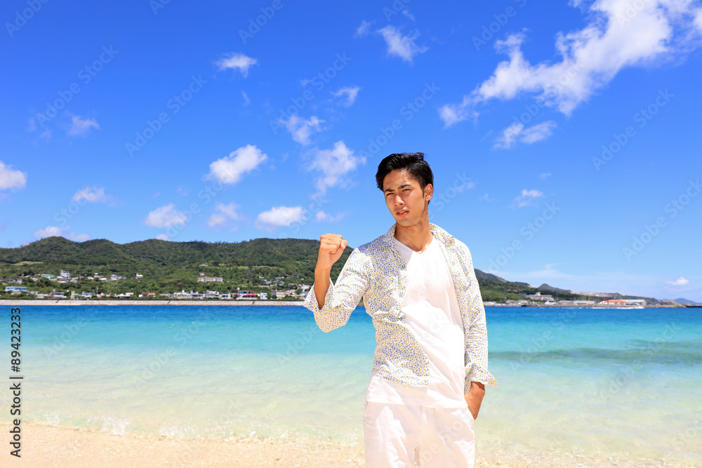 瀬底島の美しいビーチで寛ぐ男性