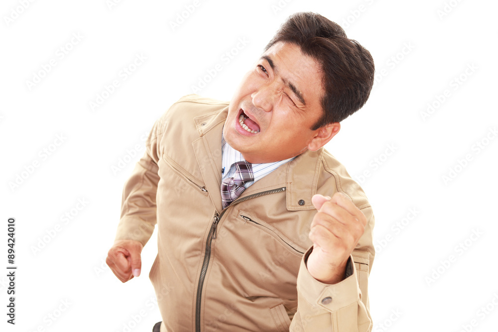 疲れた表情の男性