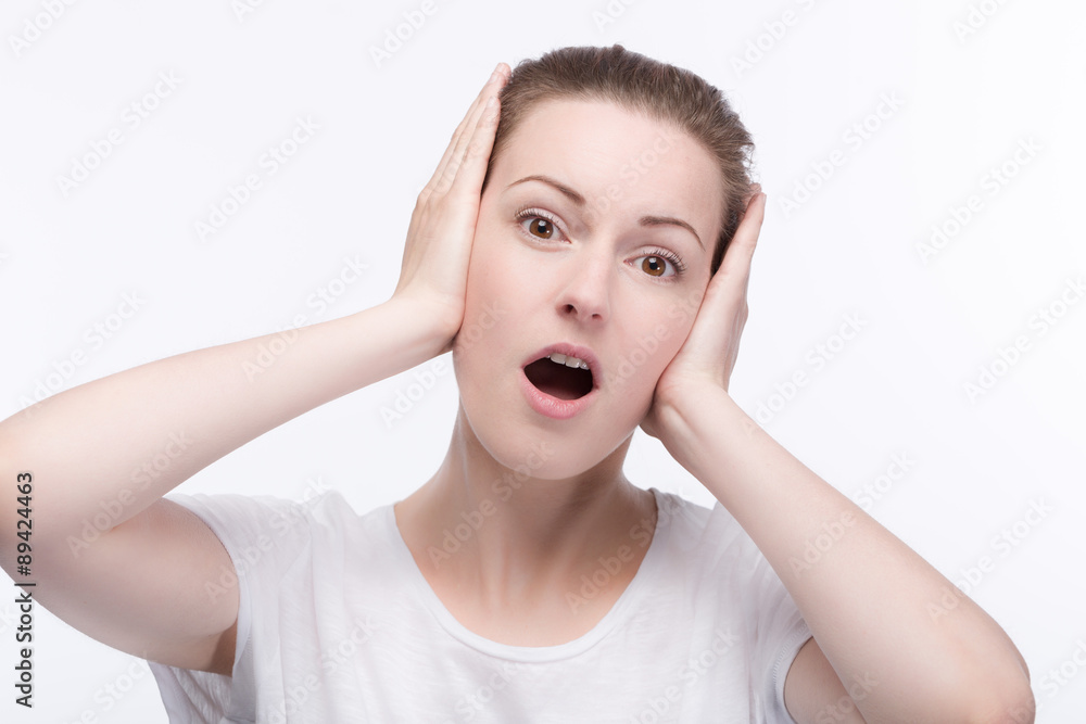 Junge hübsche Frau hält erschrocken die Hände an die Ohren Junge hübsche Frau hält erschrocken die Hände an die Ohren