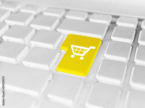 PC Tastatur mit farbiger Enter Taste und Online Shopping / Online Shop Symbol