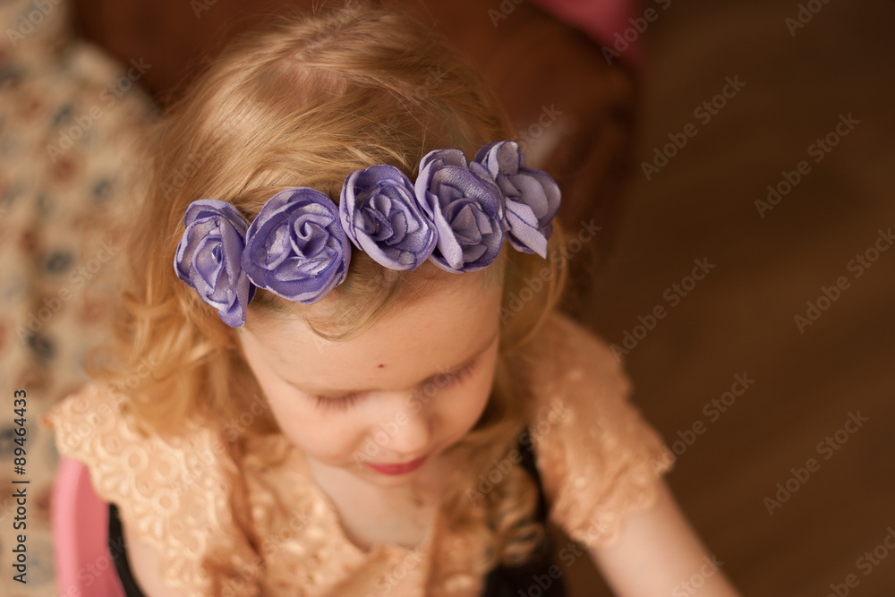 Naklejka premium little girl with flowers on her head