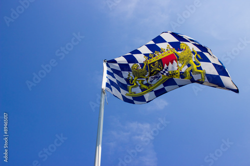 Original bayerische Flagge weht im Wind