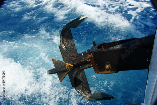 Ancre dans le sillage d'un bateau photo