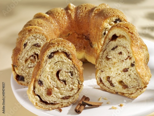 Kärntner Reindling (Yeast cake with cinnamon & raisins, Austrian speciality)