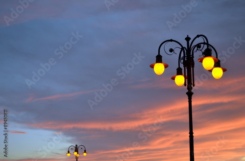 Alte Straßenlampen im Abendrot