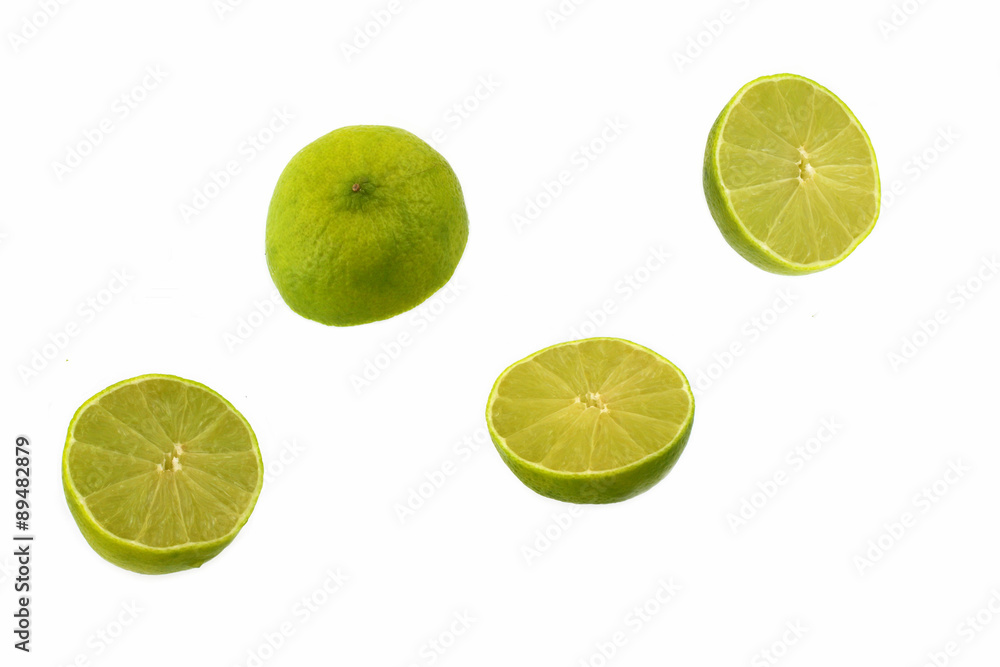 geteilte limetten auf weissem hintergrund geteilte limetten auf weissem hintergrund