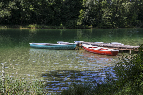 Drei Boote am Seeufer