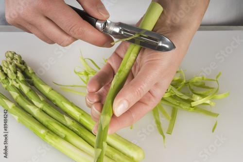 Peeling green asparagus