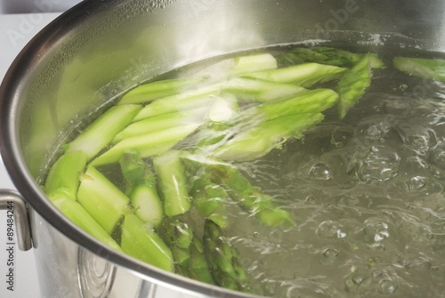 Blanching green asparagus