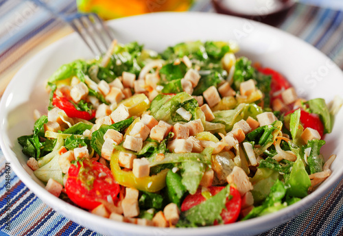 Green salad with tomatos and croutons