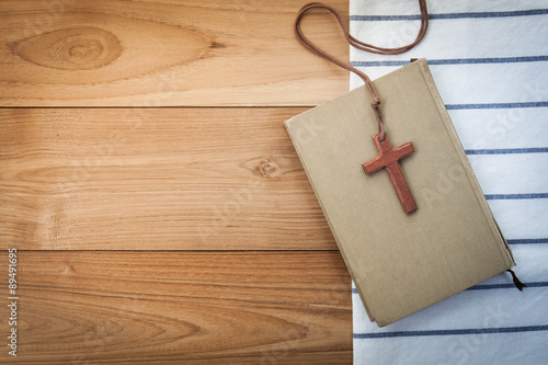 Bild auf Leinwand wooden Christian cross necklace on holy Bible on wood table