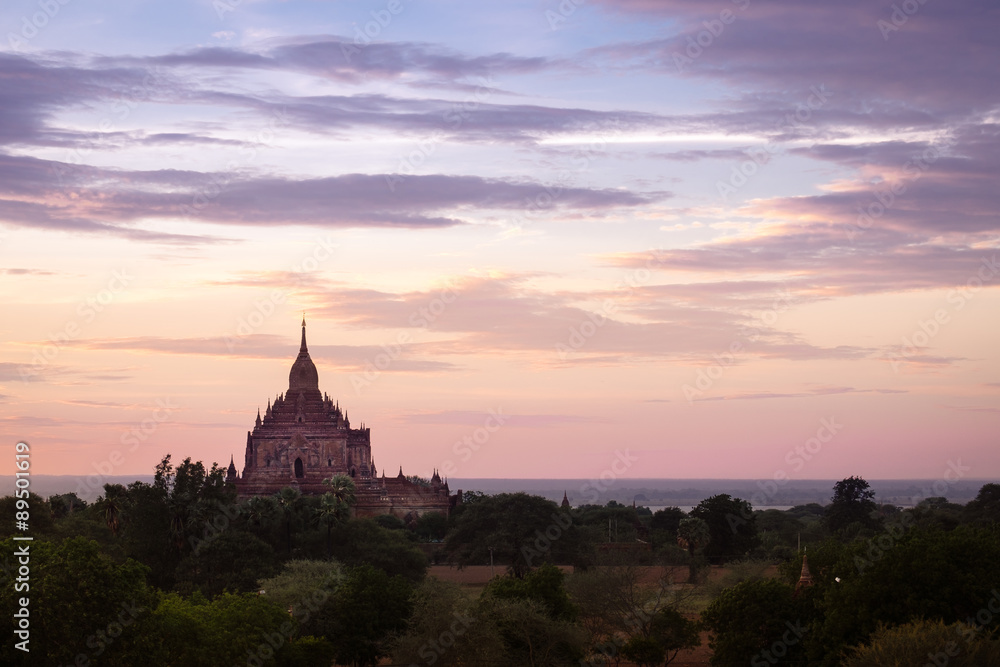 Fototapeta premium Colorful dramatic sunset of ancient temple in Bagan