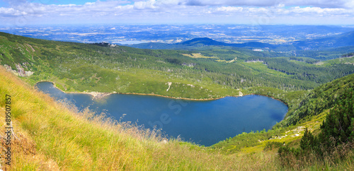 Karkonosze w okolicy Karpacza - Panorama Kotła Wielkiego Stawu. W dole Karpacz i Kotlina Jeleniogórska